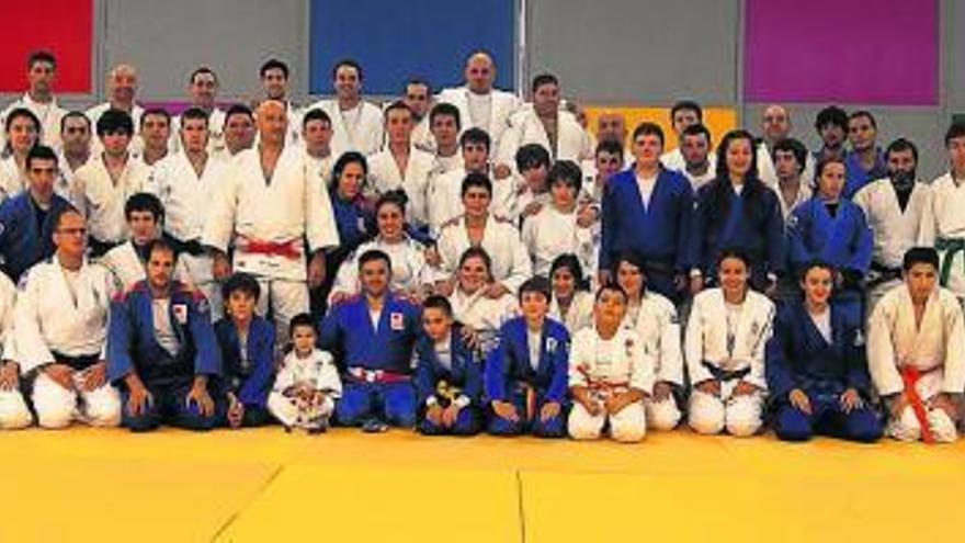 Participantes en el curso de judo de Pola de Lena. / J. R. Silveira