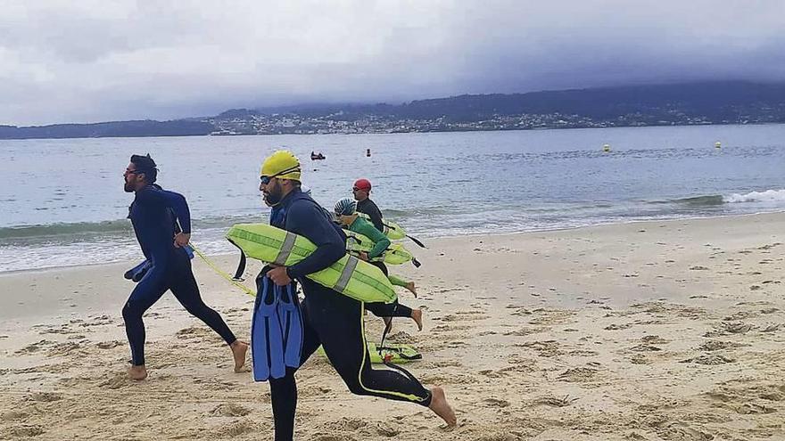 Los aspirantes a socorristas, durante las pruebas. // S.A.