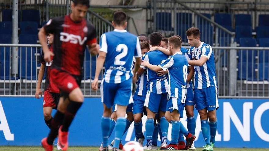 Los fabrilistas celebran uno de los dos goles de ayer ante el Unión Adarve.