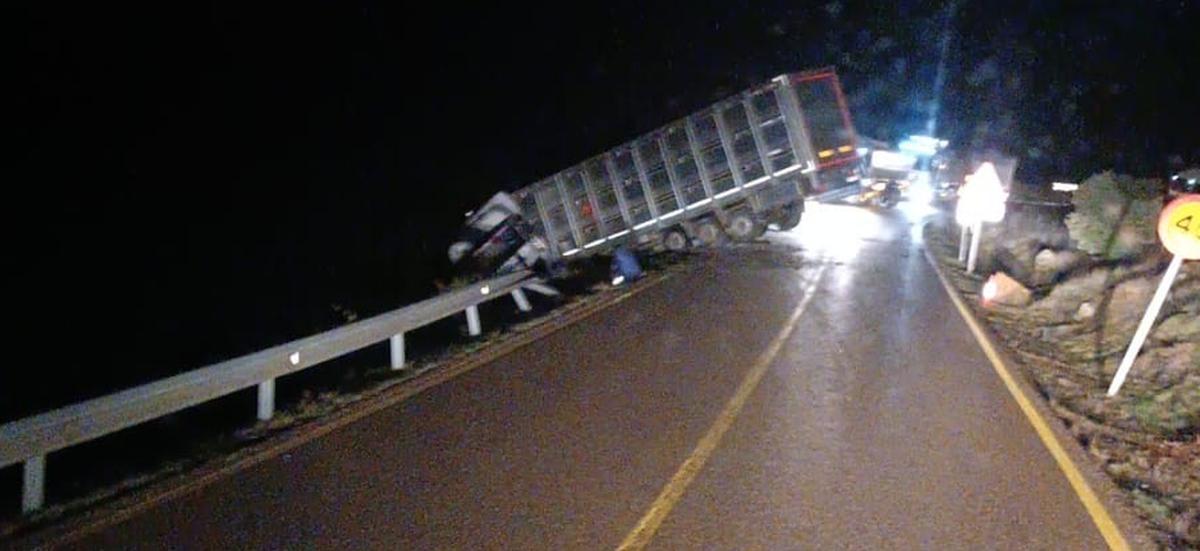 Imagen del camión tras sufrir el accidente.