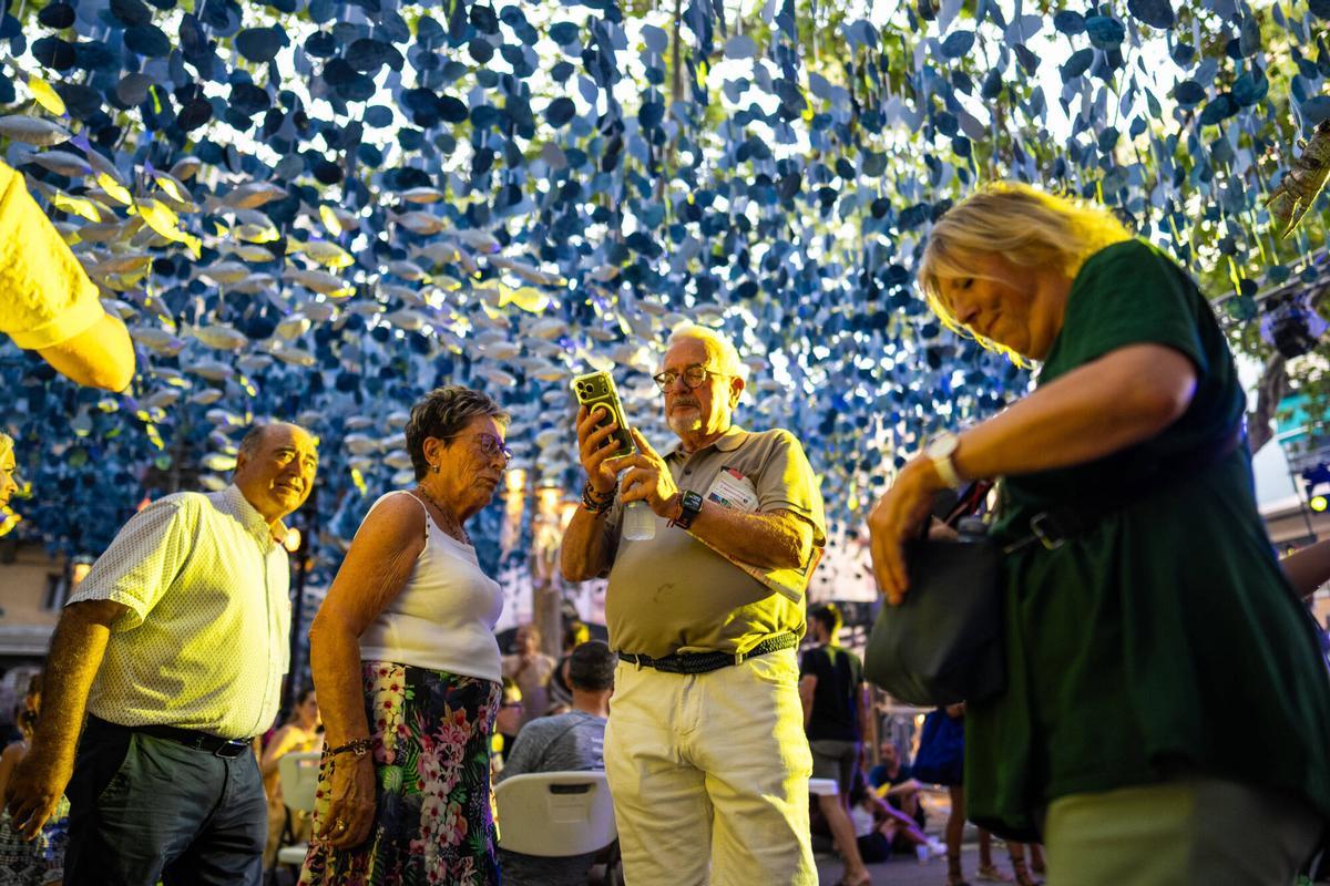 Barcelona. Vecinos y visitantes recorren la plaza Rovira y fotografían la decoración de la calle ganadora de la Festa Major de Gràcia, antes de la llegada de una mayor afluencia de público. 19 de agosto de 2026. Sociedad. AUTOR: ZOWY VOETEN