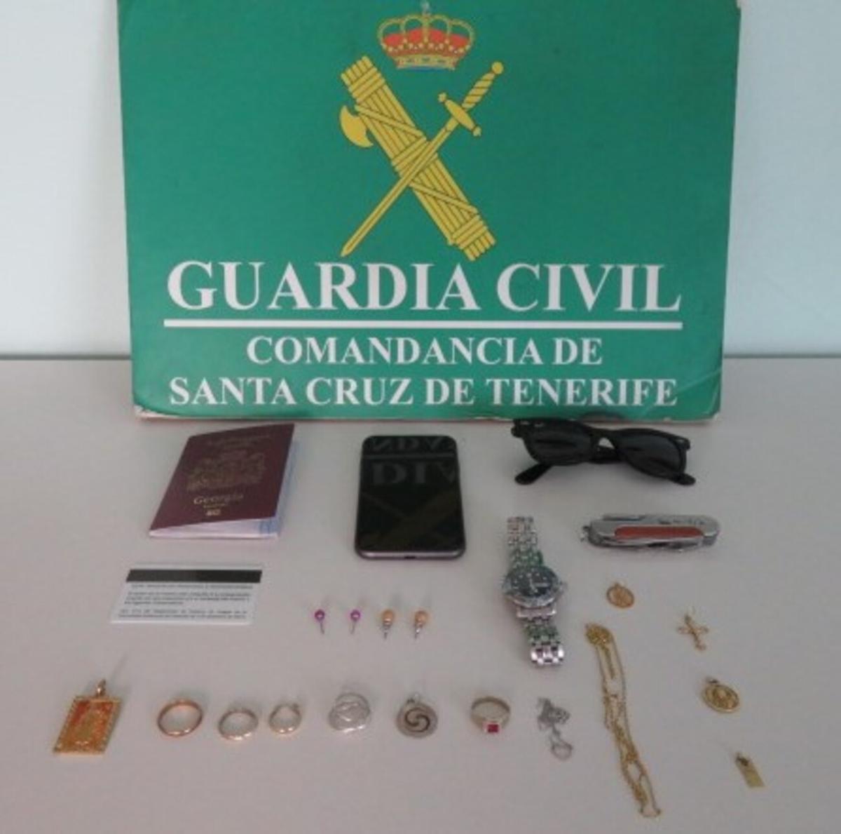 Objetos recuperados por la Guardia Civil en conjunto con la Policía Nacional de robos en casas de Tenerife