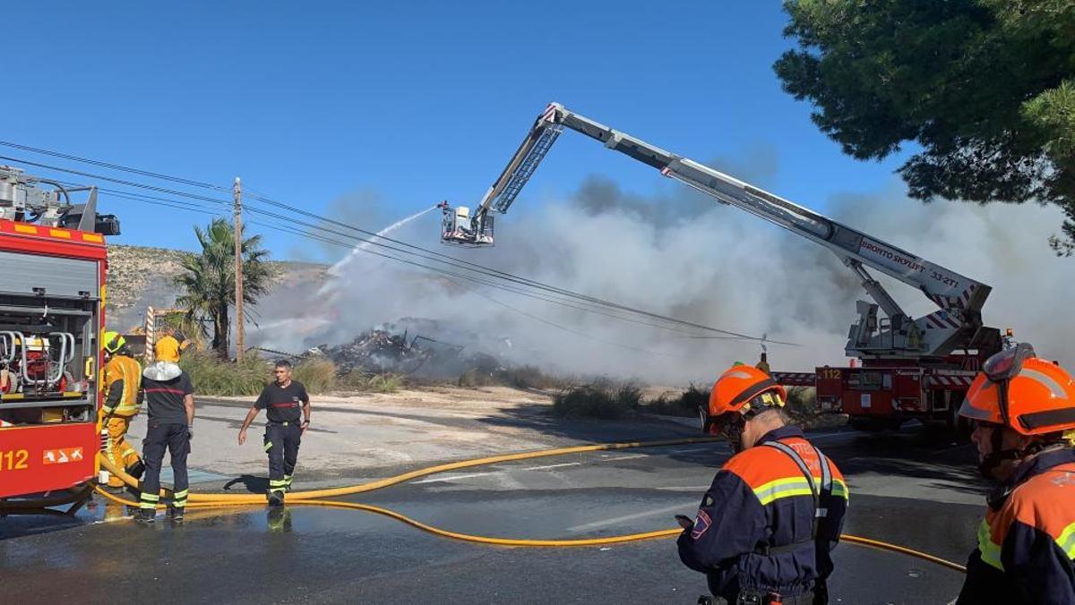 Los bomberos sofocando el incendio Los bomberos sofocando el incendio