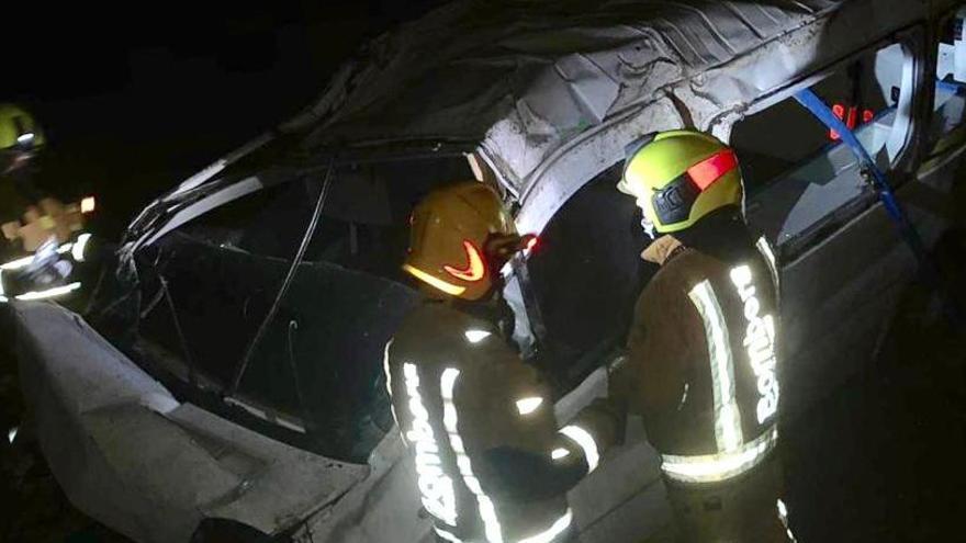 Liberan a un hombre atrapado tras un accidente de tráfico en Monforte del Cid