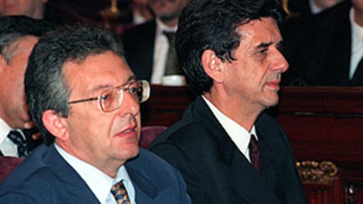 El senador del PSOE José María Sala (derecha) y el exdiputado socialista Carlos Navarro, en una de las sesiones del juicio del 'caso Filesa', en noviembre de 1997.