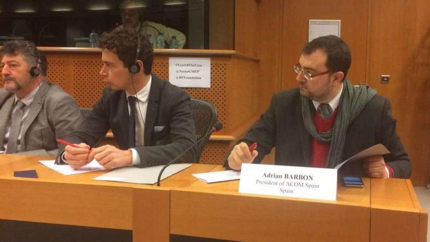 Por la derecha, Adrián Barbón y Mario Rivas, durante la reunión de Euracom en Bruselas.