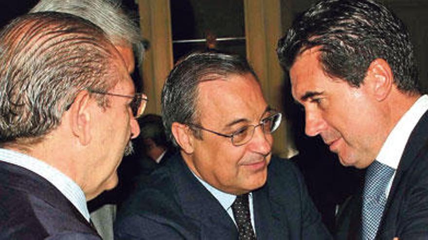 Florentino Pérez, centro, con Jaume Matas.