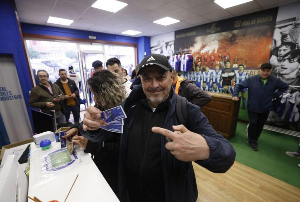 Enrique Fernández, con sus tiques.