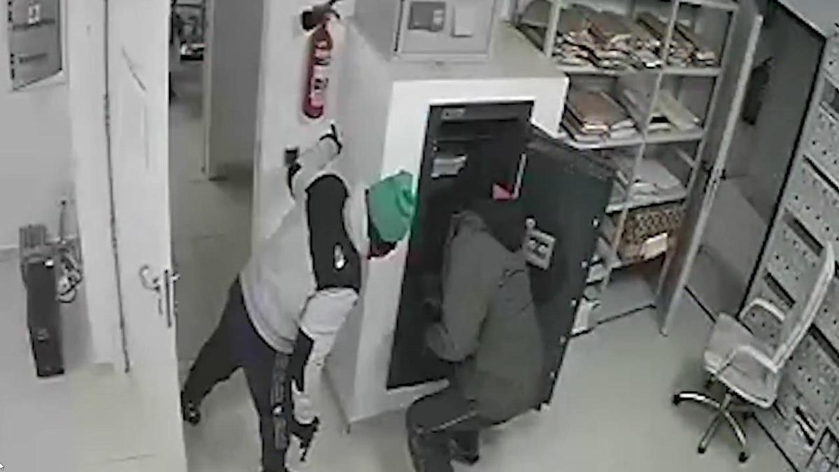 Los atracadores, accediendo a la caja fuerte del banco en Cáceres.