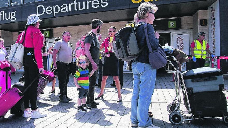 El Cabildo de Tenerife asiste a los turistas en riesgo de quedarse en la calle