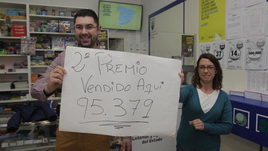 Marcos Beiroa y Elena Remuiñán con un cartel que anuncia el premio. // Xoán Álvarez