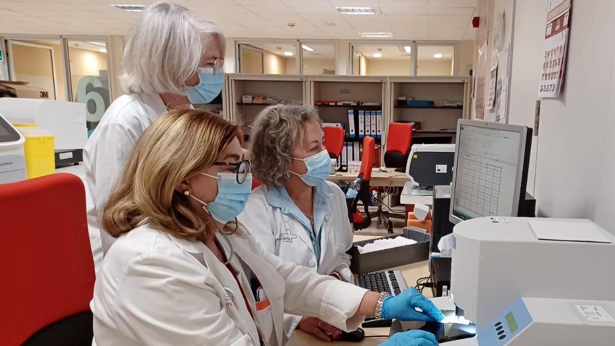 López Expósito (de pie) junto a Inmaculada González y Carmen Cano en el laboratorio.