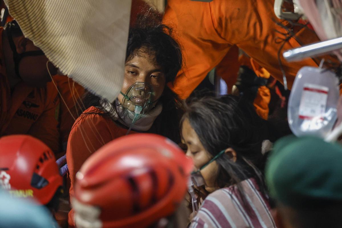 Un vagón solo para ellas: las 15 víctimas del letal choque de tren indonesio son mujeres