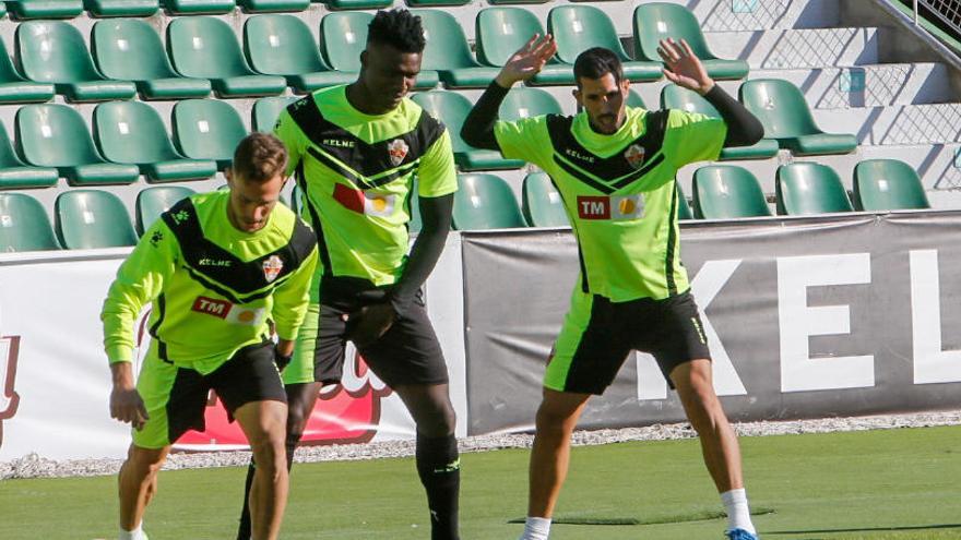 Tekio, esta mañana en el entrenamiento, junto a Sory Kaba e Iván Calero