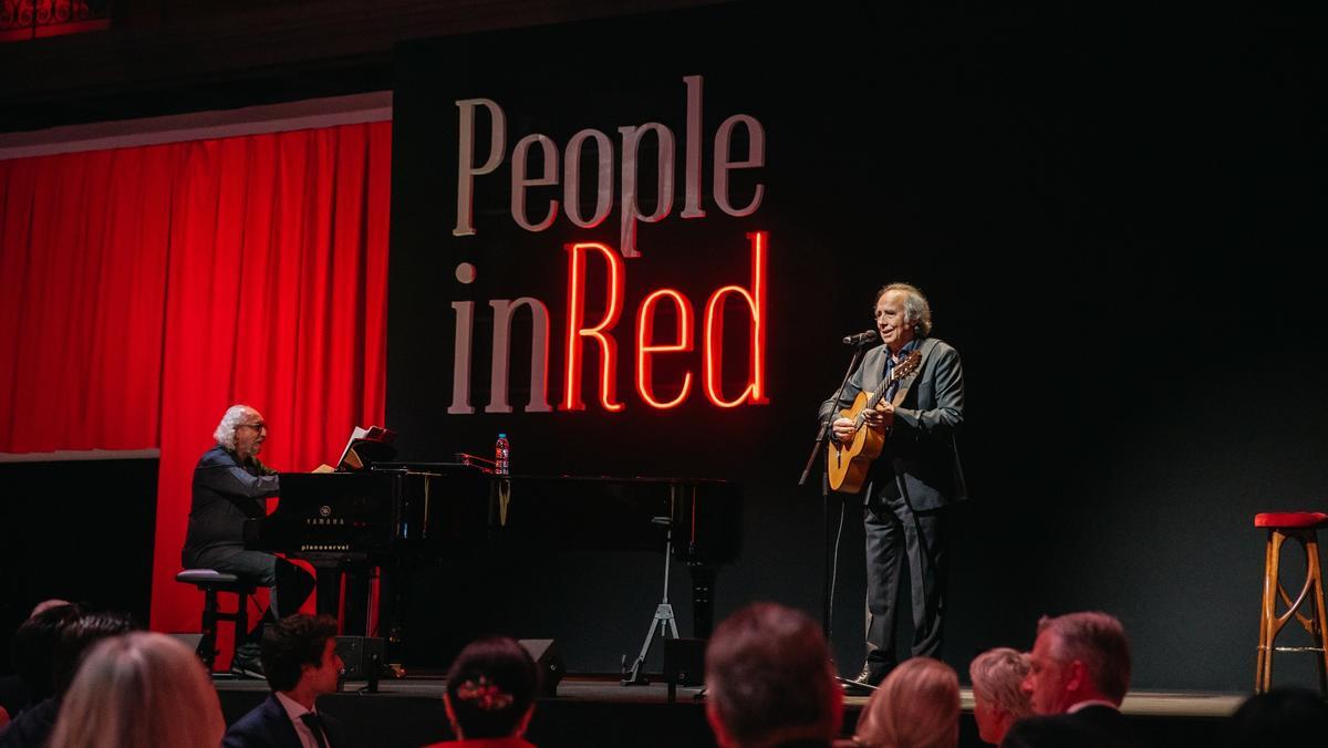Un momento de la actuación de Serrat, anoche, en la Gala People in Red.
