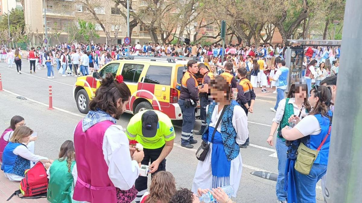 Un sanitario del 061 atiende a una persona durante la celebración del Bando.