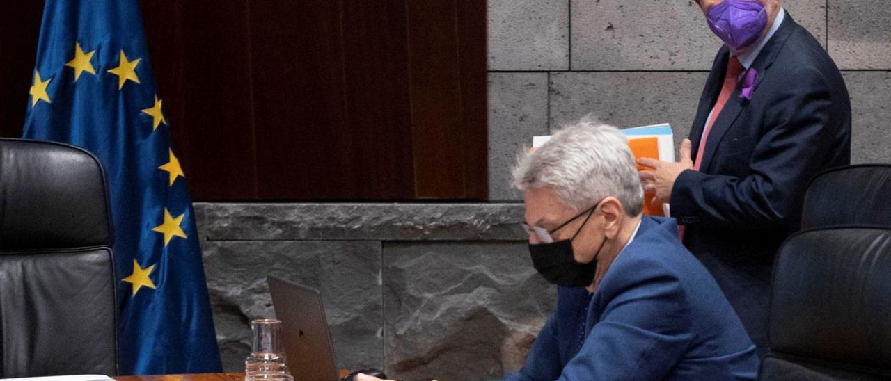 El consejero de Administraciones Públicas, Julio Pérez, (sentado) y el presidente Ángel Víctor Torres, ayer. | | MIGUEL BARRETO/EFE