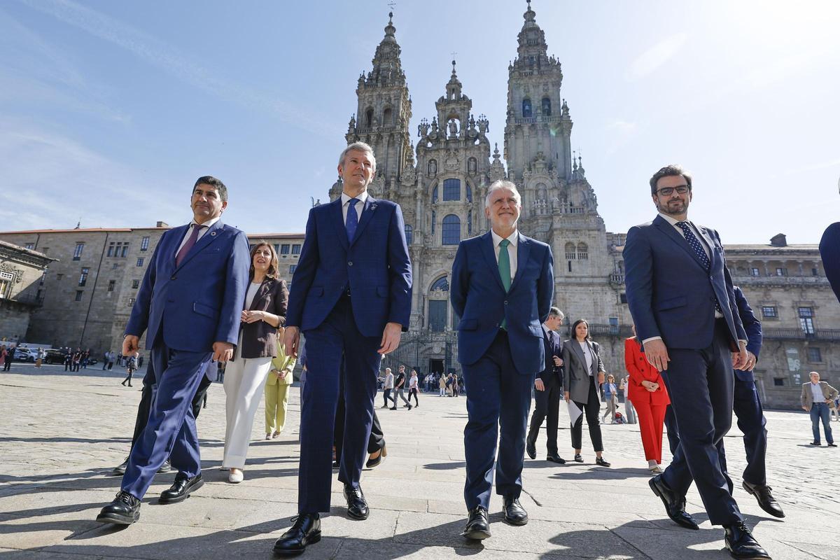 Rueda y Torres, en el centro, este miércoles en la Praza do Obradoiro