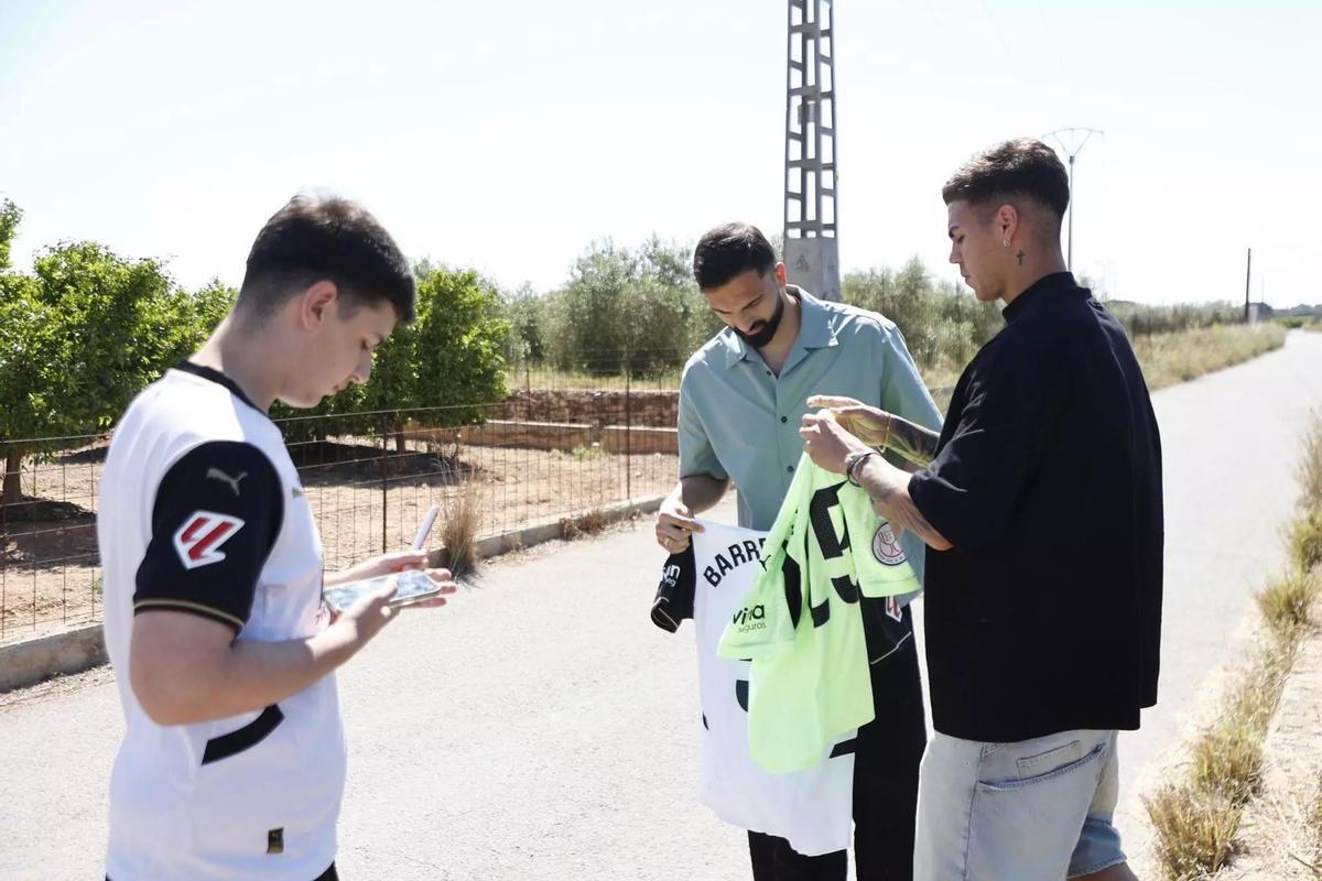 Mamardashvili y Barrenechea firmando camisetas