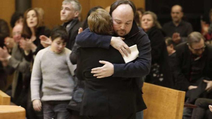 Abrazo de su viuda y su hijo Luis Carlos.