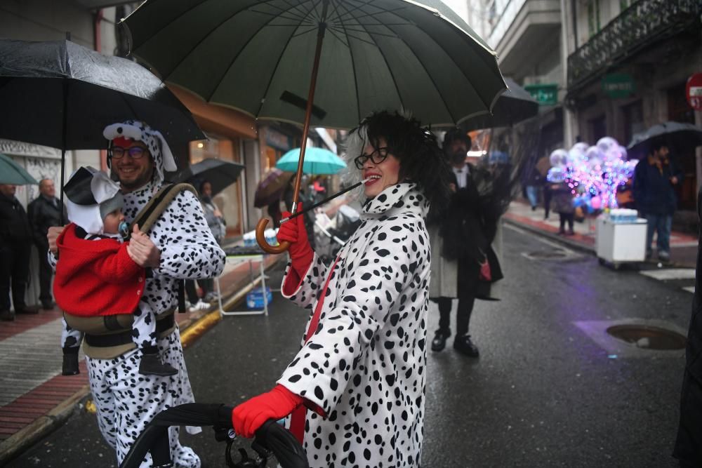 La calle de la Torre se llena esta martes de divertidos disfraces con la fiesta más destacada del carnaval coruñés que marca la recta final a seis días de humor irreverente.