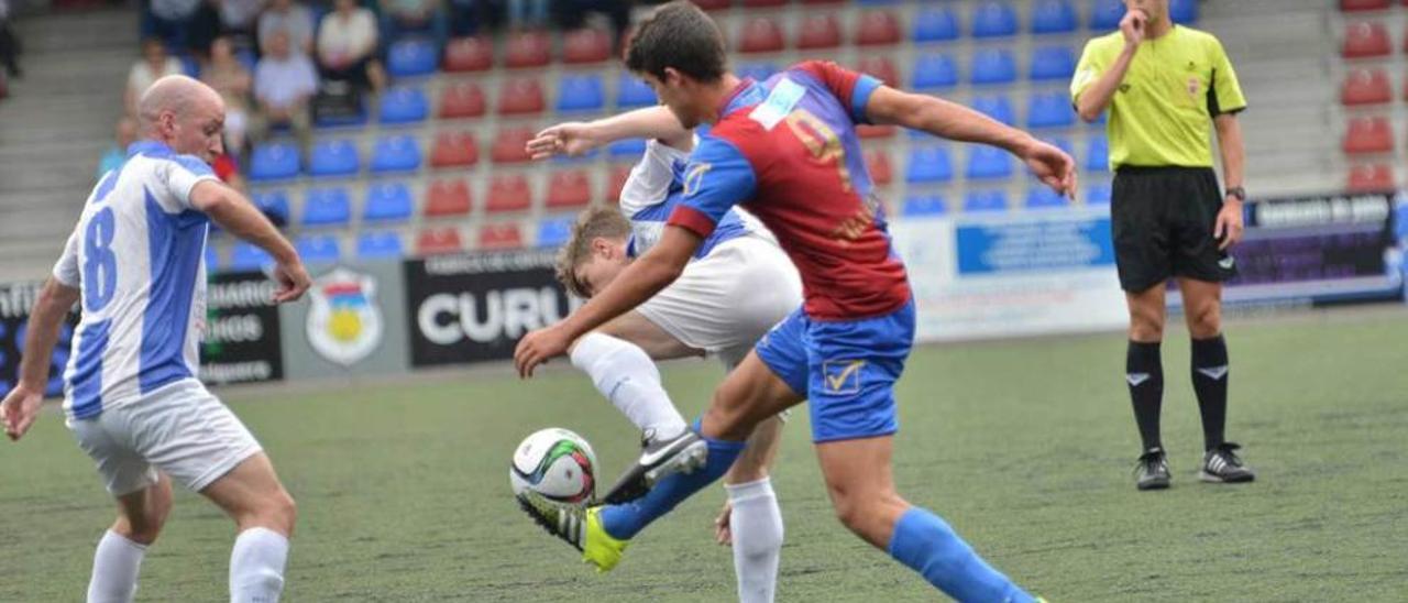 Claudio se deshace de un rival en el partido ante el Lugones.