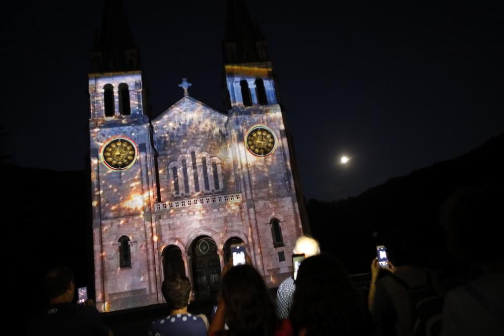 Proyección de "videomapping" en Covadonga.