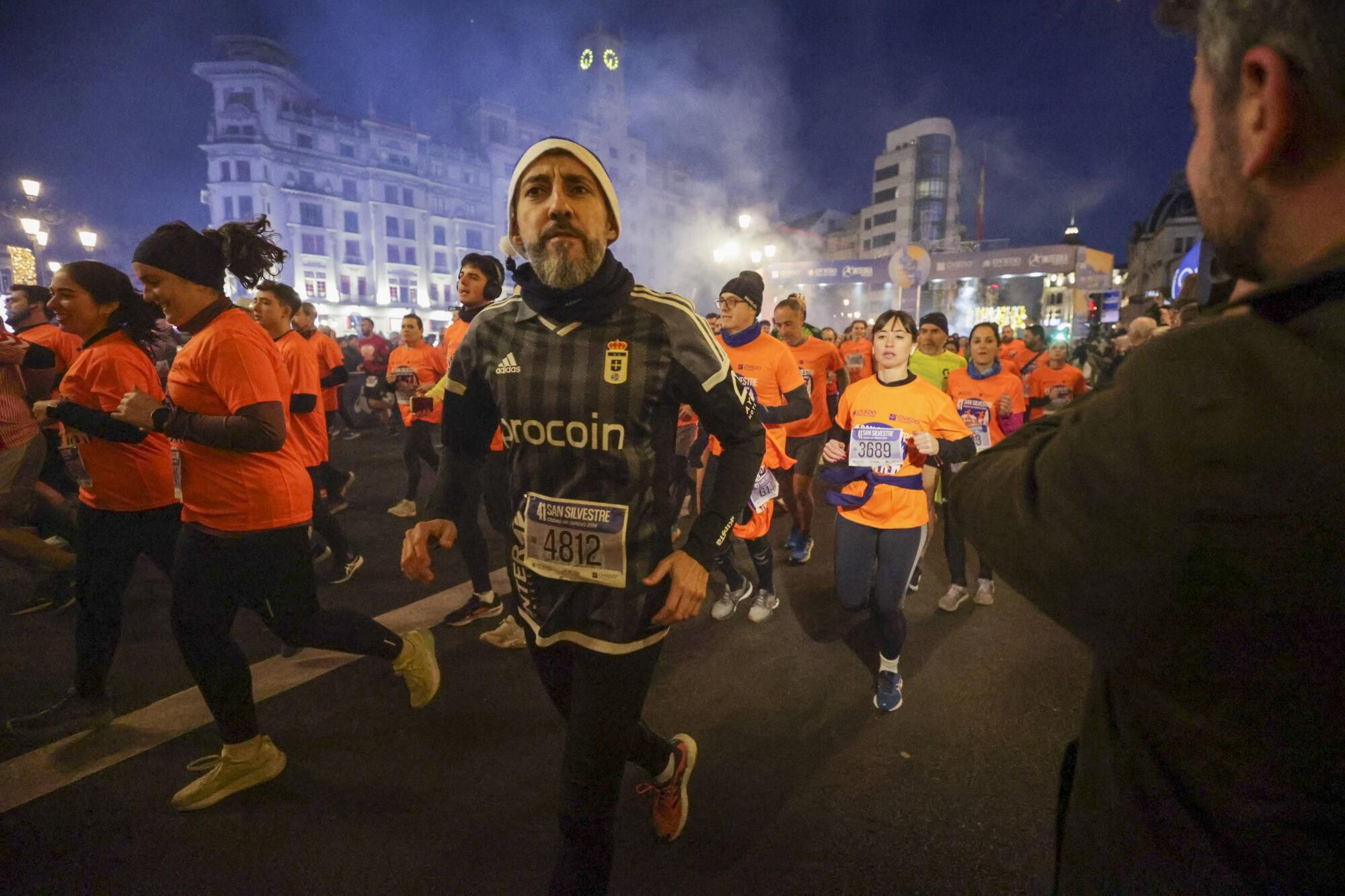 EN IMÁGENES: Alejandro Onís y Mariam Benkert saltan del segundo al primer puesto en la San Silvestre de Oviedo