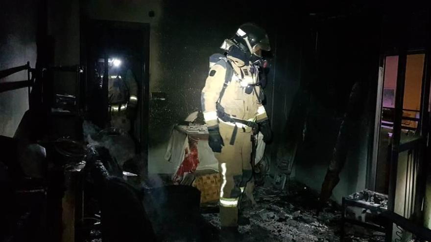 Siete personas, asistidas tras el incendio de un piso en la calle San Onofre de Badajoz