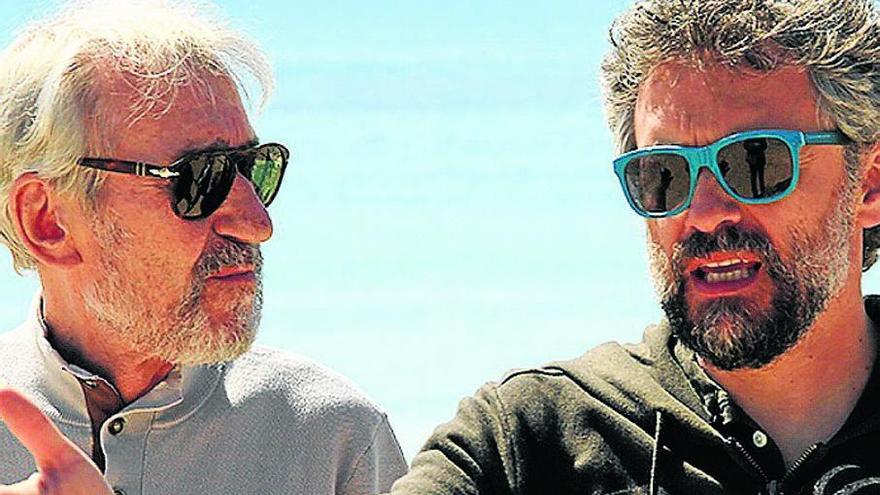 José Sacristán, junto a Pau Durà, en pleno rodaje en Formentera .