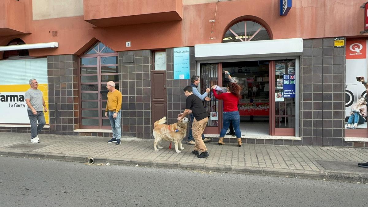 Vecinos y amigos se acercaron a la administración de loterías de La Garita para celebrar el premio.