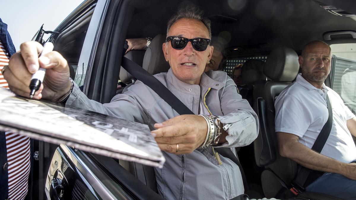 Bruce Springsteen a su llegada a la Terminal Corporativa del Aeropuerto de El Prat, este martes 18 de junio