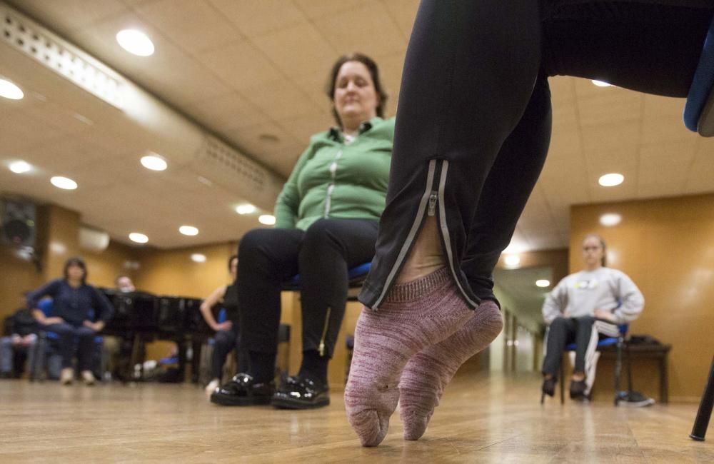 Bailarines de la compañía neoyorquina de Mark Morris imparten una clase en Oviedo para mejorar el equilibrio y la flexibilidad de enfermos con temblores