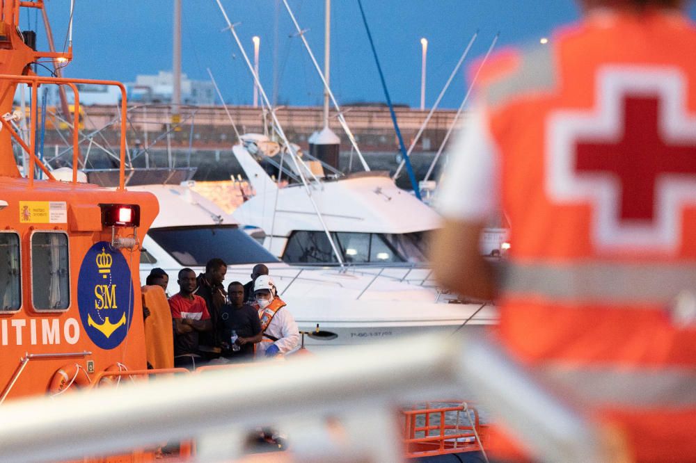 Localizan una patera rumbo a Fuerteventura, con un bebé nacido a bordo