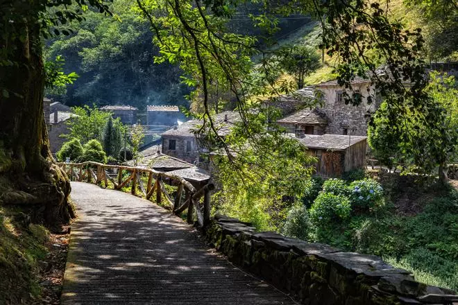 El pueblo abandonado de Asturias que vuelve a la vida como un museo al aire libre