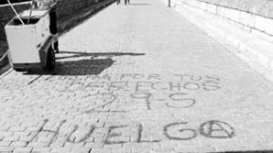 Buscan al autor de las pintadas en el Puente Romano de Mérida