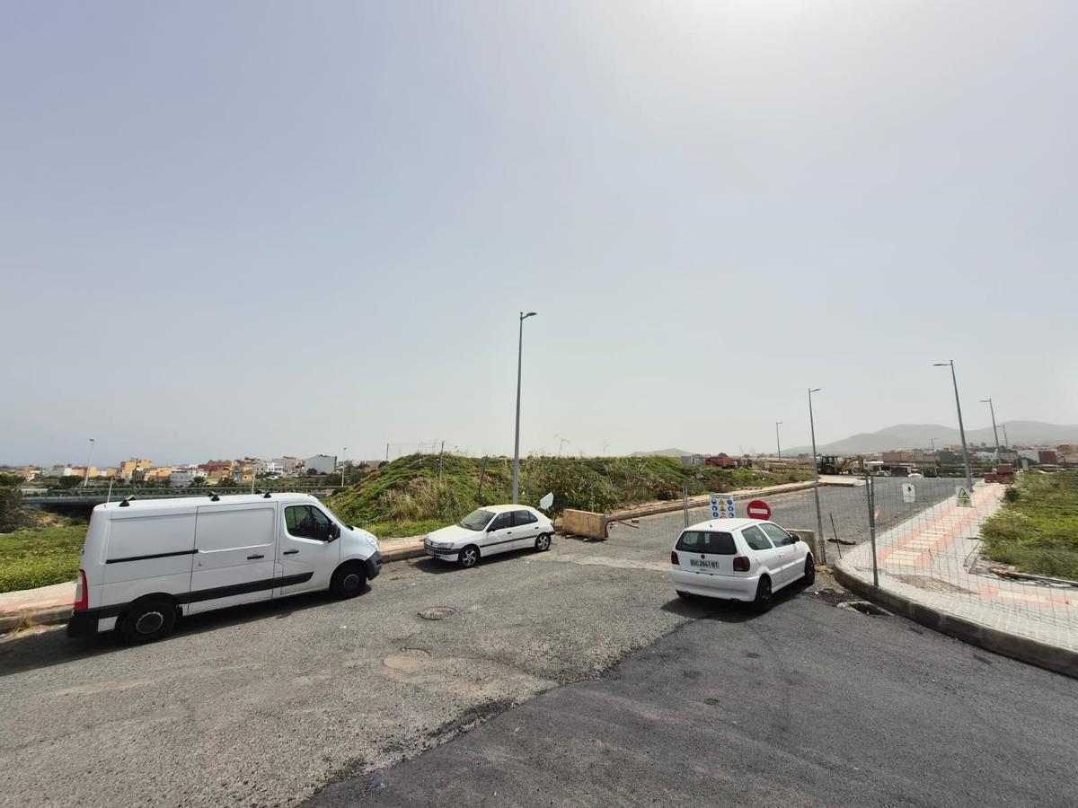 Parcela ubicada a la derecha de la entrada a la urbanización.