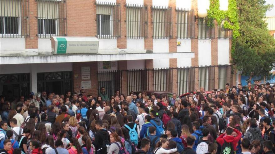 Concentración en el IES Averroes en repulsa por la agresión al jefe de estudios