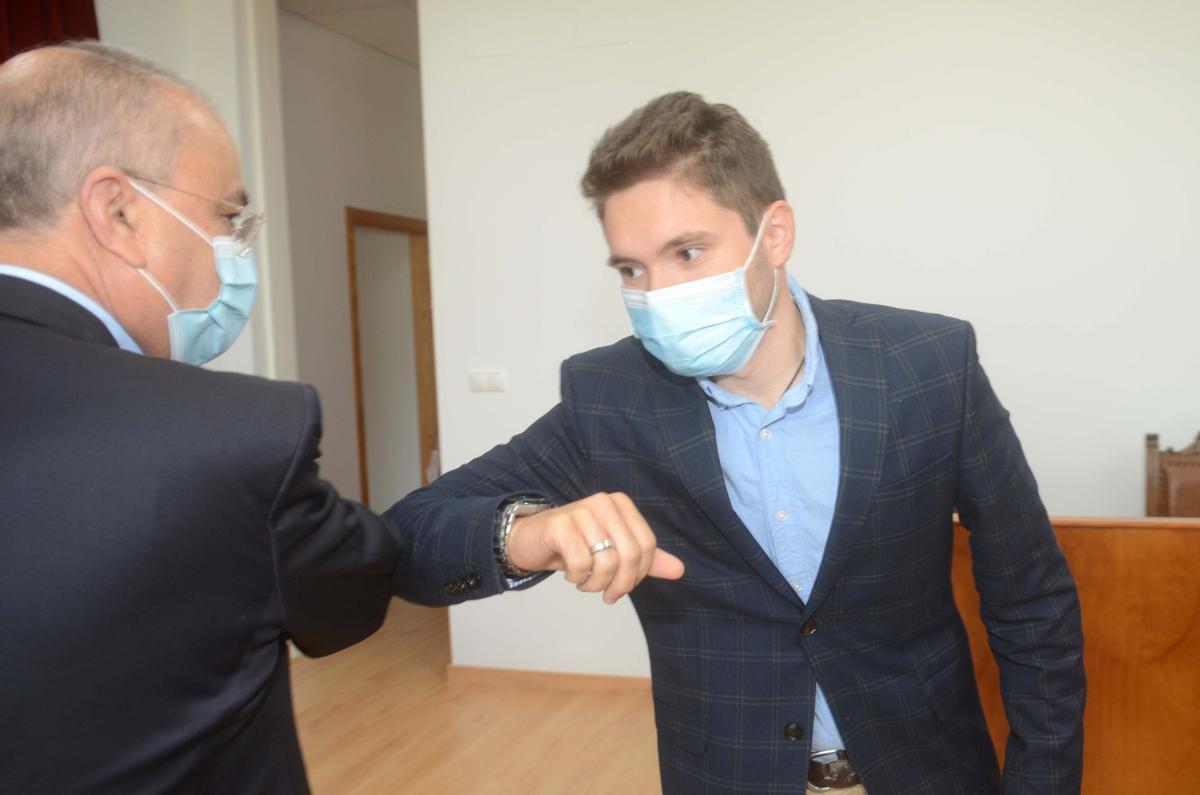 Alberto García e Iván Caamaño en el pleno en el que el socialista recuperó la Alcaldía, hace un año.