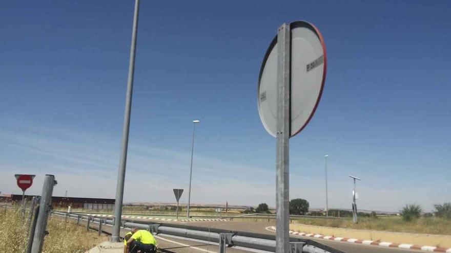 Trabajos de reparación en la rotonda de la autovía A-66.