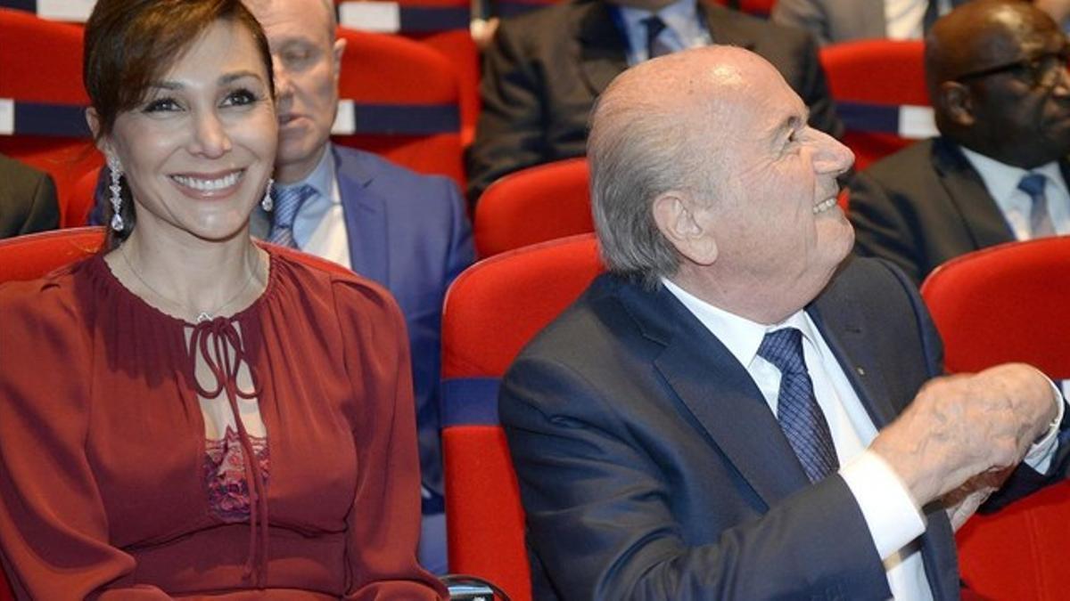 Joseph Blatter, con su novia Linda Gabrielian, en la apertura del Congreso de la FIFA en Zúrich.