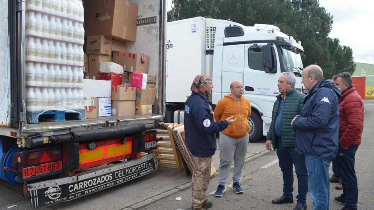 El presidente de Acción Norte (izquierda) organiza con uno de los conductores y varios colaboradores la logística para la salida a Ucrania. | E. P.