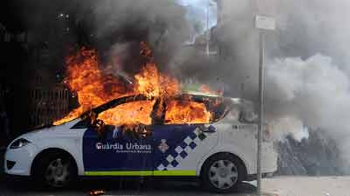 Almenys 13 persones han estat detingudes i un cotxe de la Guàrdia Urbana ha estat incendiat.