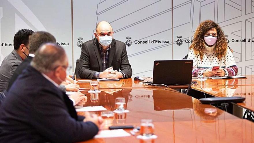 Vicent Marí y Pilar Costa, durante la reunión con los alcaldes.