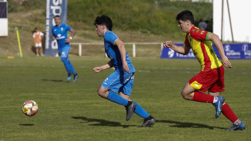 Un jugador del Villaralbo se lleva el balón ante un rival. | A. B.