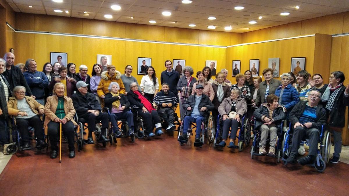 Usuarios del centro de día de A Pobra en la inauguración de la muestra 'Retratos na memoria'