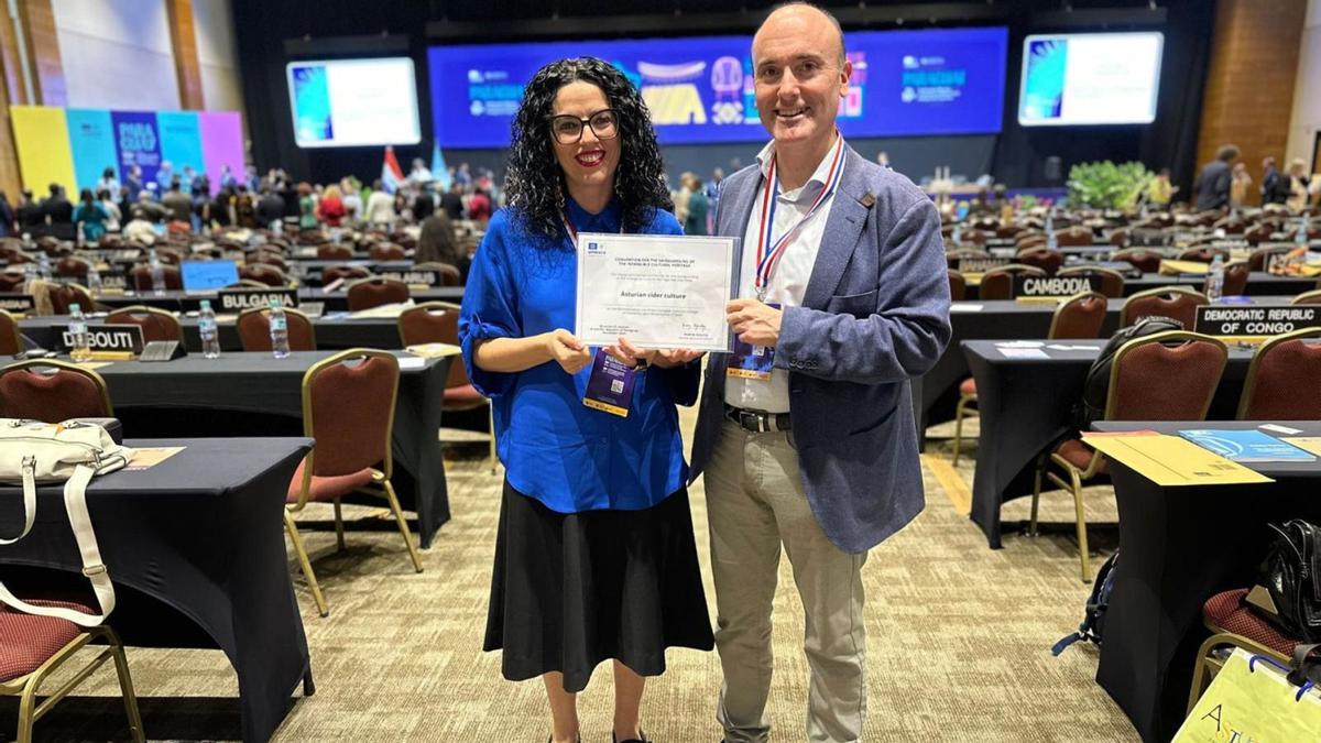 Vanessa Gutiérrez y el director general de Cultura, Pablo León, con el certificado de la Unesco.