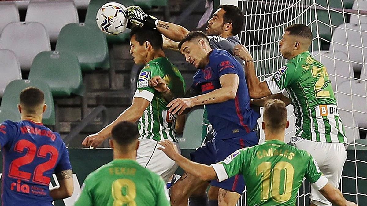 Claudio Bravo despeja de puños un lanzamiento desde la esquina del Atlético de Madrid. |  // EFE