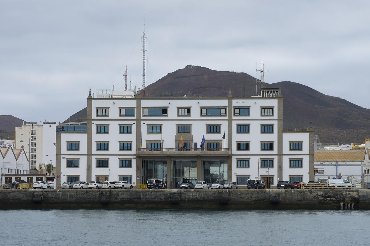 Edificio de la Autoridad Portuaria visto desde el mar.