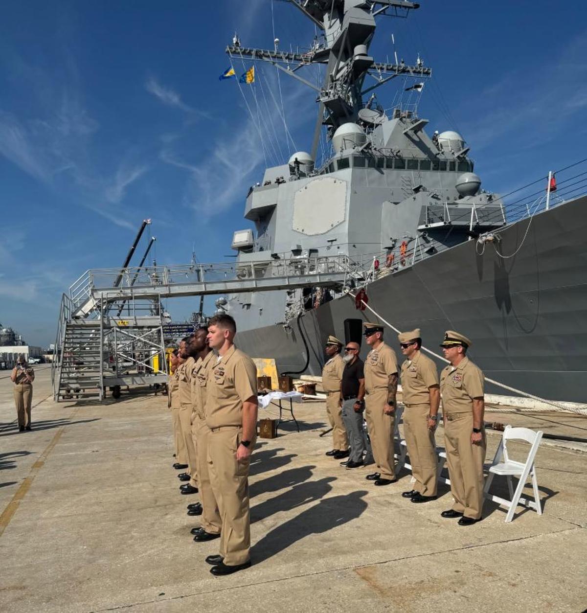 Tripulación del USS John Basilone, formada junto al buque en un acto ceremonial en Florida.